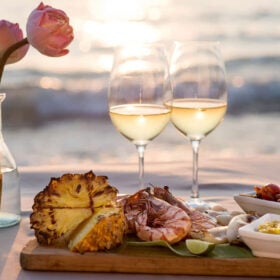 Vì sao vang trắng thường hợp với hải sản?