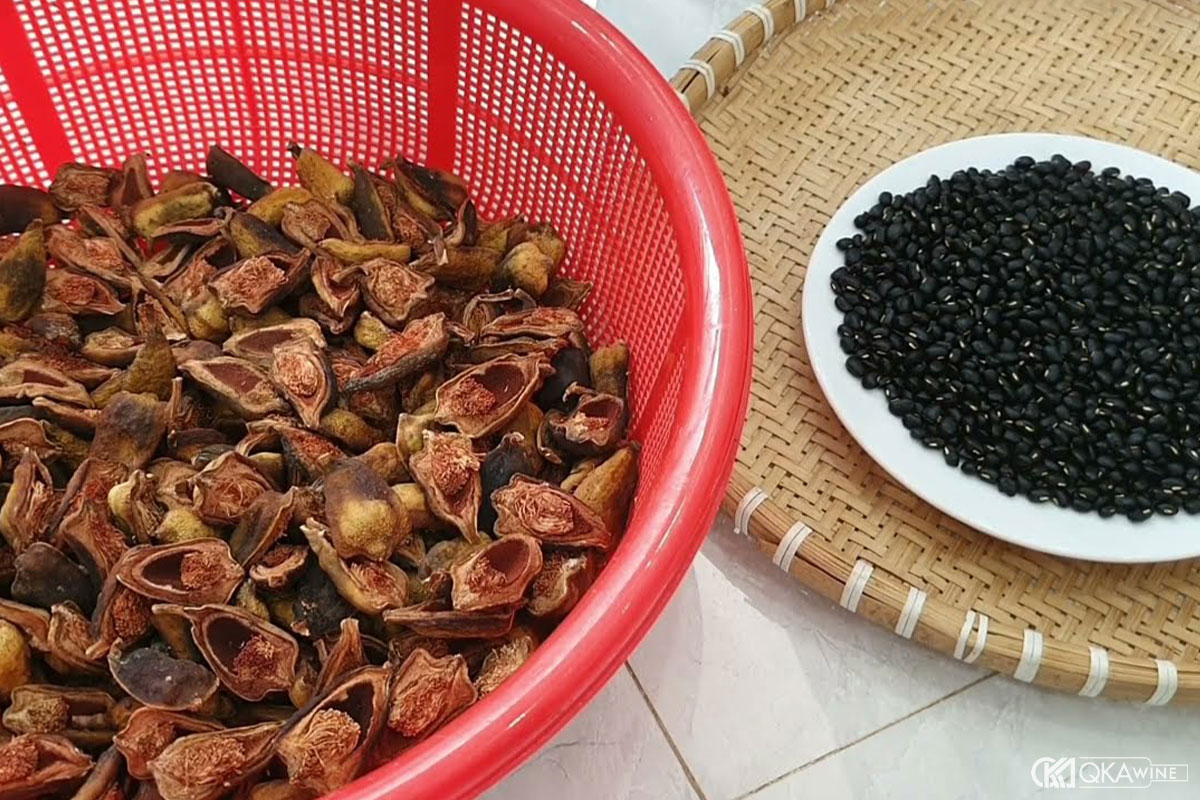 Cách ngâm rượu quả trâu cổ với đậu đen