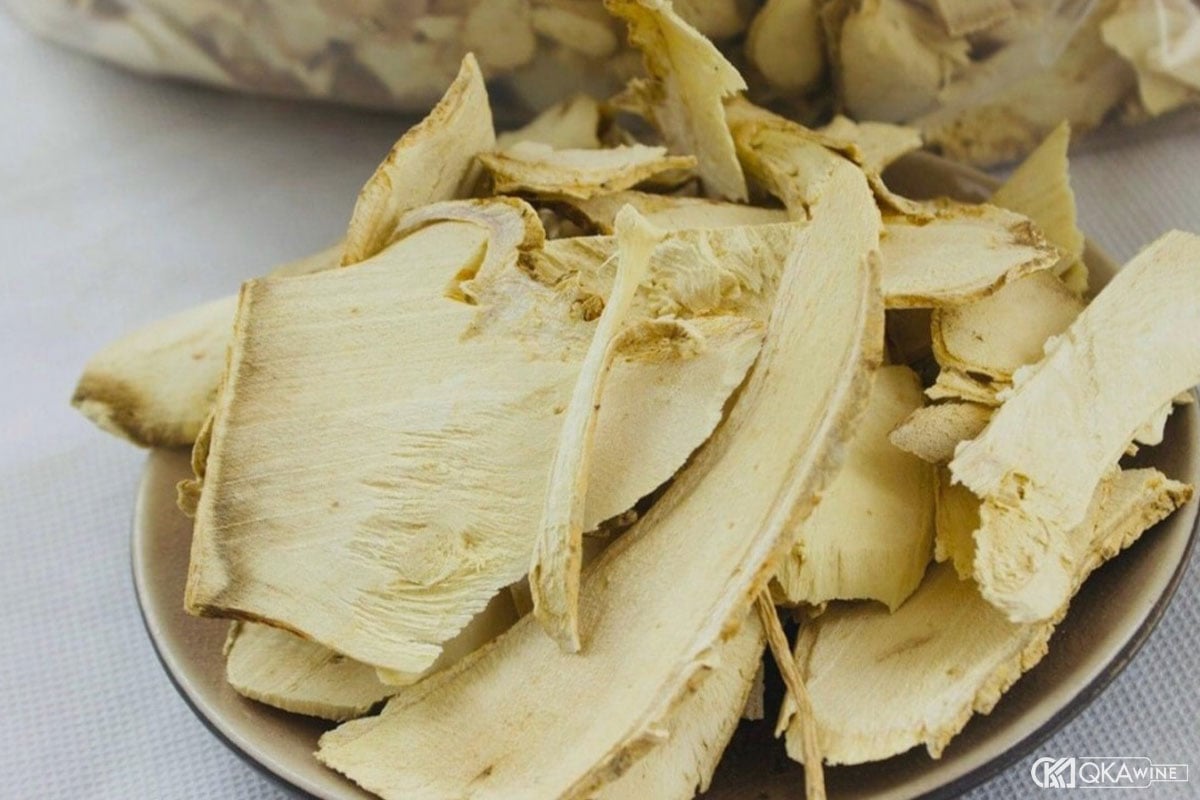 Nên ngâm đinh lăng tươi hay khô?