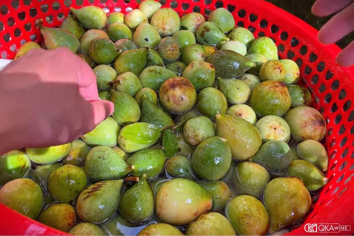 Chuẩn bị nguyên liệu và sơ chế quả trâu cổ trước khi ngâm