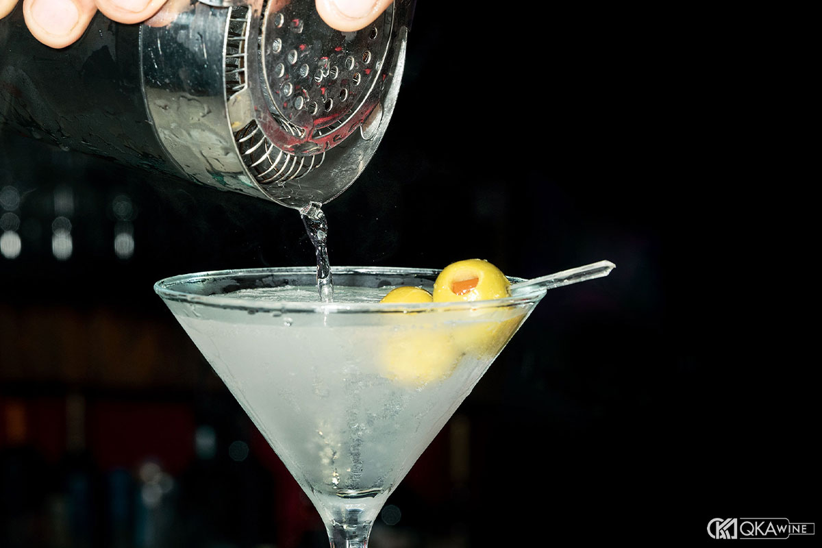 Vodka Martini nên khuấy hay lắc?