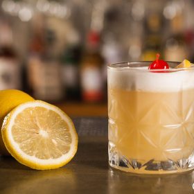 Ly Amaretto Sour có bọt mịn vỏ chanh và cherry
