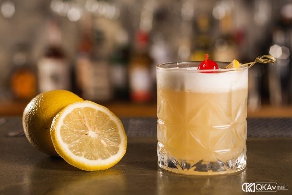Ly Amaretto Sour có bọt mịn vỏ chanh và cherry