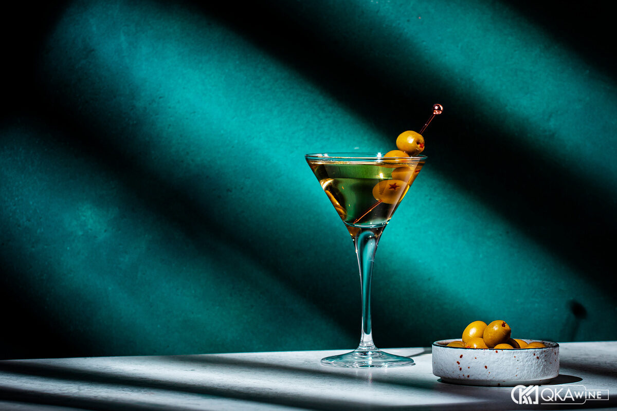 Dry Vermouth sáng màu cạnh ly Martini và vỏ chanh