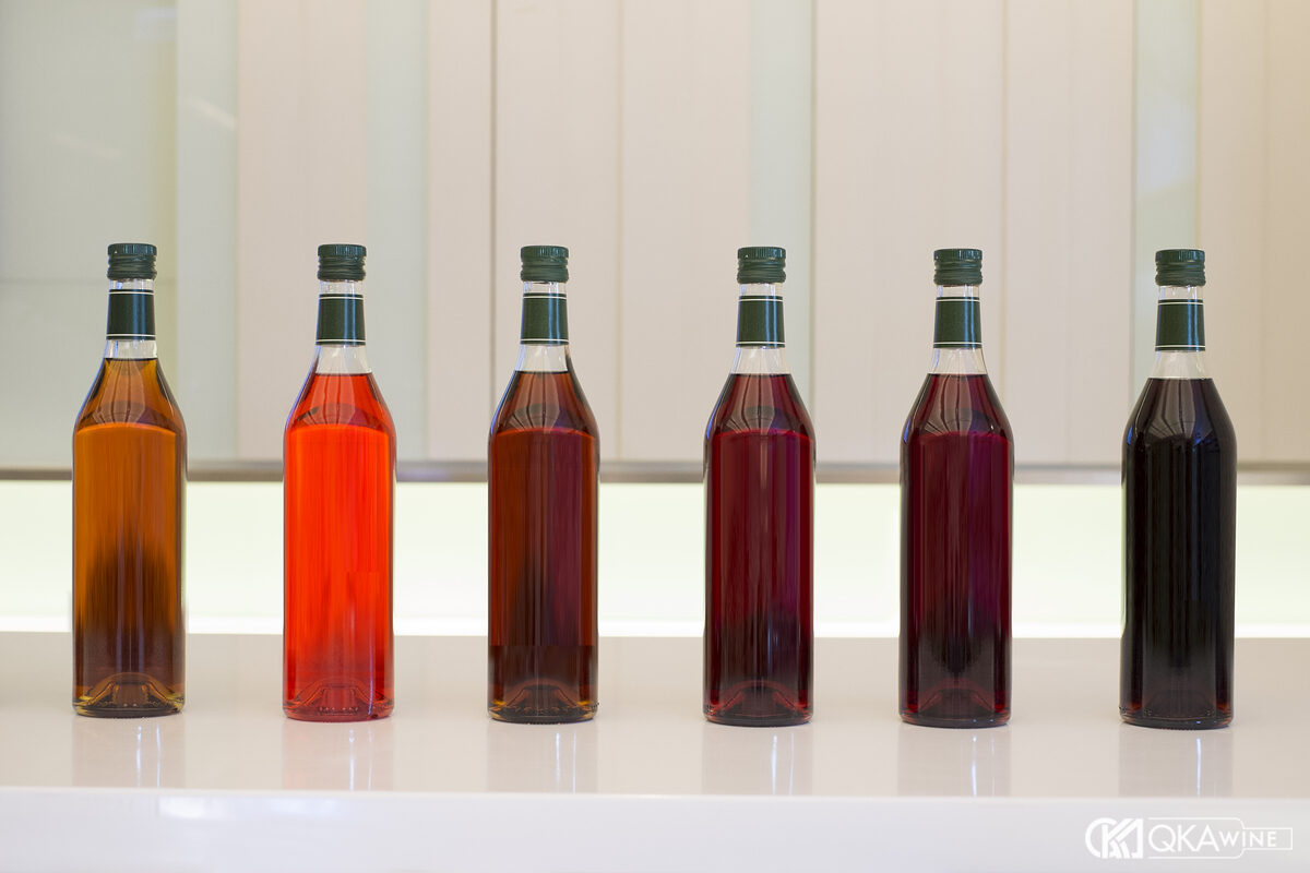Hai bát siro Grenadine và siro dâu đặt cạnh lựu dâu tươi