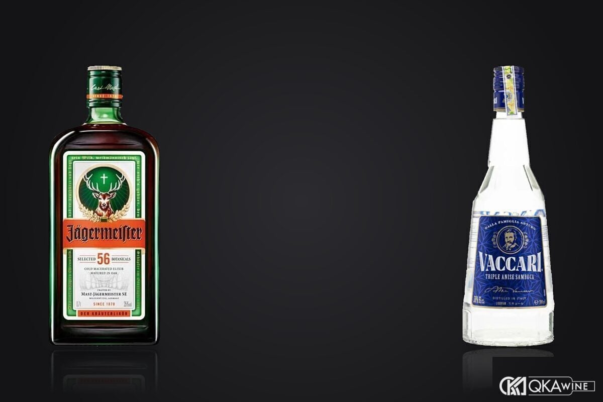 Chai Jägermeister và Vaccari Sambuca đặt cạnh nhau