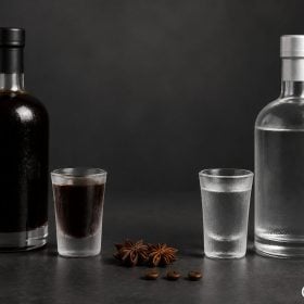 So sánh Jägermeister và Sambuca