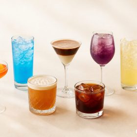 Các chai Bols Triple Sec Blue Curaçao Amaretto Cacao và trái cây