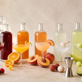 Các cocktail berry cam đào vải và dưa trên quầy