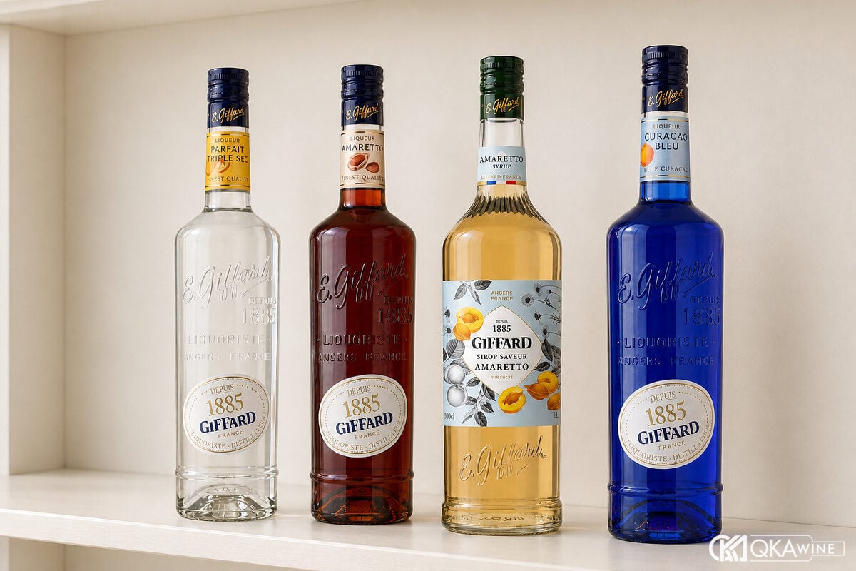Bốn chai Giffard cùng Bols Triple Sec và Monin Grenadine