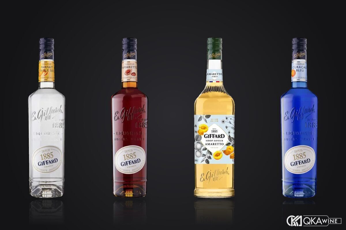 Bốn chai Giffard Triple Sec, Amaretto, siro Amaretto và Blue Curaçao