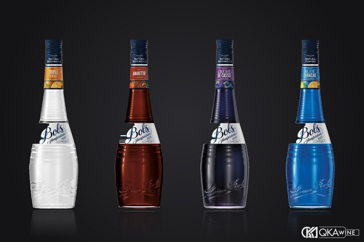 Bốn chai Bols Triple Sec, Amaretto, Crème de Cassis và Blue Curaçao