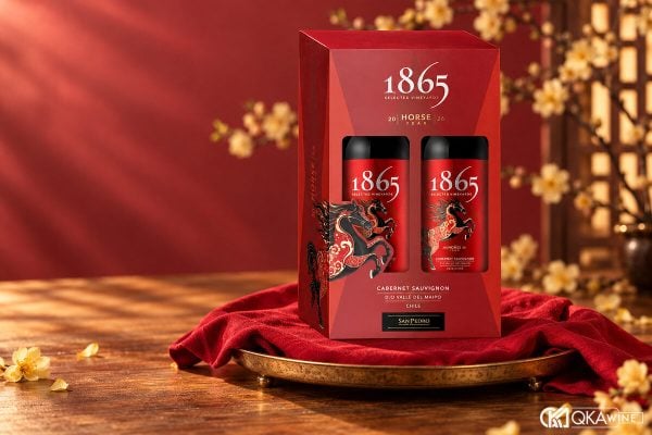 Hộp đôi vang đỏ đặt trên tráp phủ vải đỏ