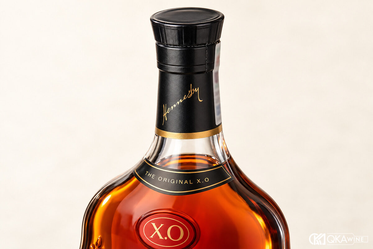 Cận vùng tem và niêm phong trên cổ chai Hennessy với chữ được làm mờ