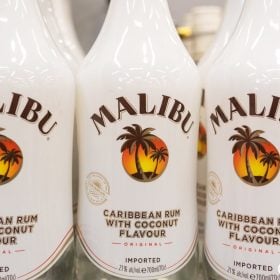 Ba chai Malibu trắng đục in hình cây cọ và hoàng hôn