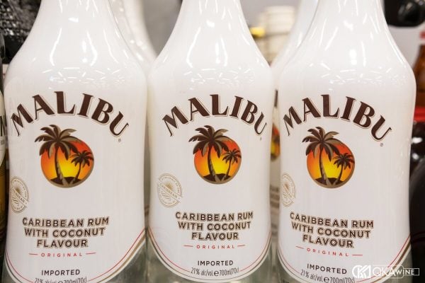 Ba chai Malibu trắng đục in hình cây cọ và hoàng hôn