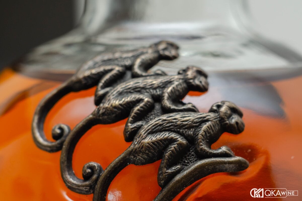 Cận cảnh ba con khỉ đồng gắn trên vai chai Monkey Shoulder