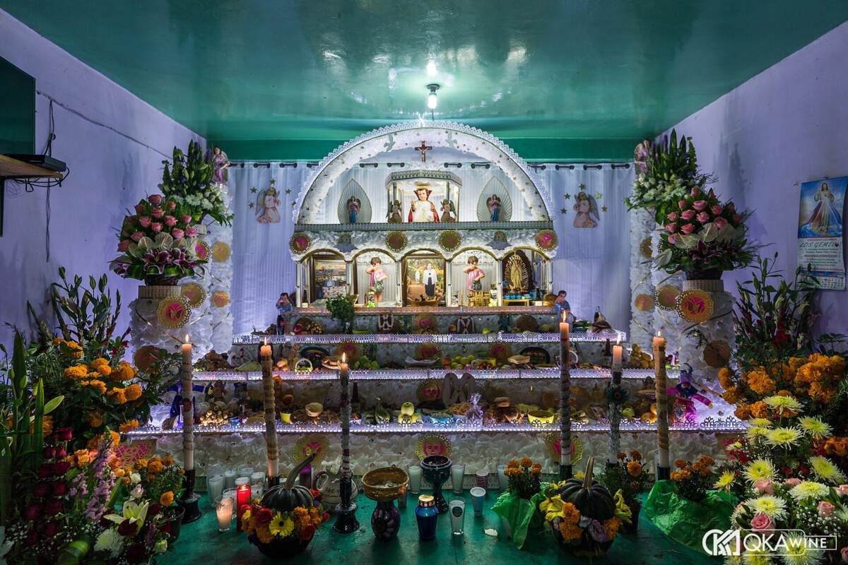 Bàn thờ Día de Muertos trang trí hoa cúc vạn thọ cempasúchil