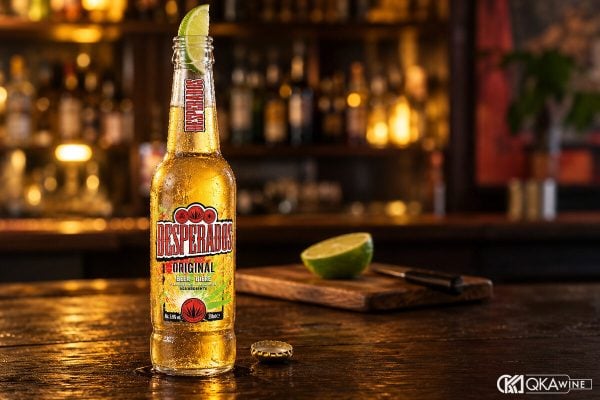Chai bia Desperados lạnh cài chanh xanh đặt trên quầy bar gỗ