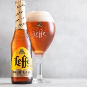 Chai bia Leffe Blonde cạnh ly chalice đầy bia hổ phách