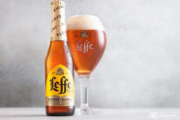 Chai bia Leffe Blonde cạnh ly chalice đầy bia hổ phách