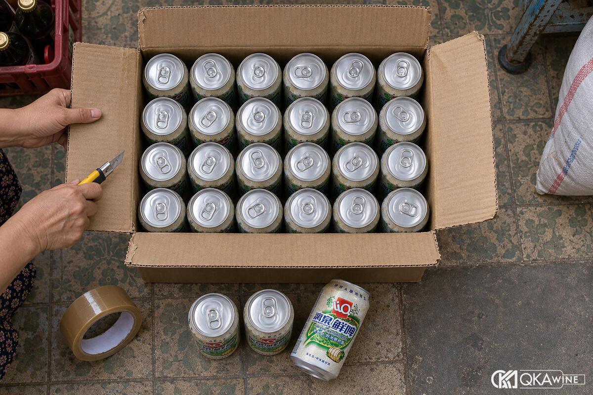 Thùng carton mở nắp chứa 24 lon bia trong cửa hàng tạp hóa
