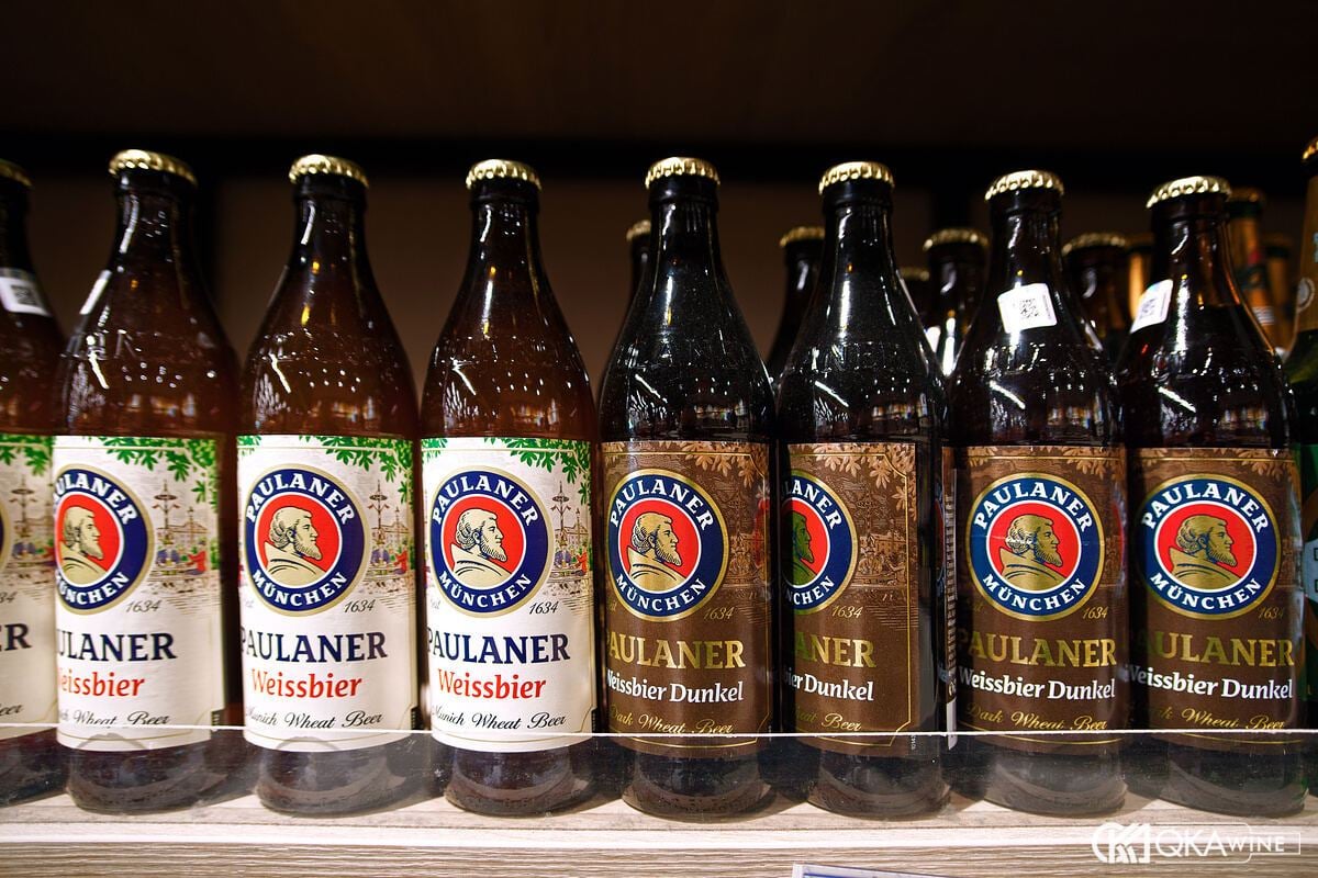 Kệ chai Paulaner Weissbier và Weissbier Dunkel xếp cạnh nhau
