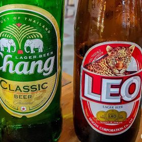Chai bia Thái Lan Chang và Leo trên bàn quán ăn