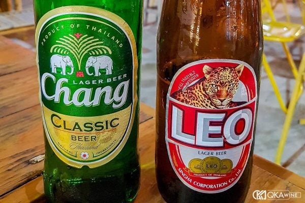 Chai bia Thái Lan Chang và Leo trên bàn quán ăn