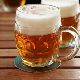 Hai vại bia Tiệp bọt dày trên bàn gỗ quán bia