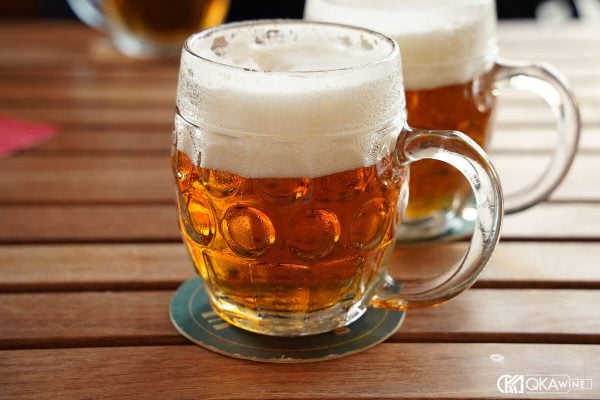 Hai vại bia Tiệp bọt dày trên bàn gỗ quán bia
