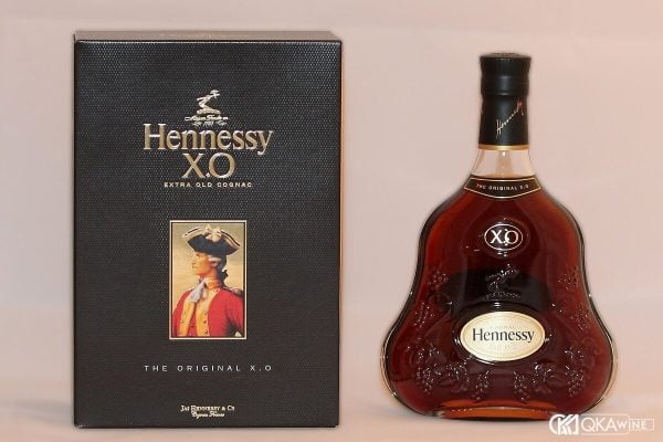 Chai Hennessy X.O 700 ml đặt cạnh hộp đựng