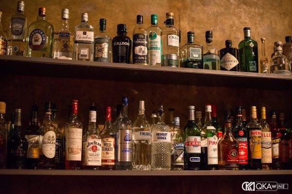 Kệ quầy bar bày các loại rượu mạnh và rượu mùi