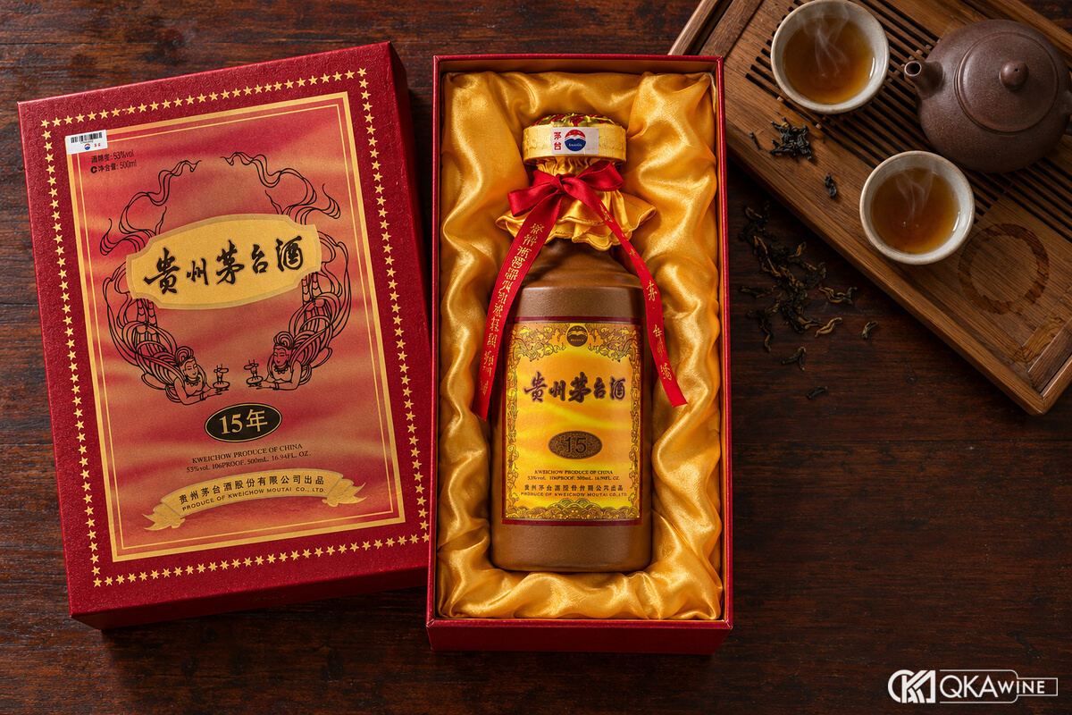 Chai Mao Đài niên phận trong hộp gỗ lót lụa vàng trên bàn