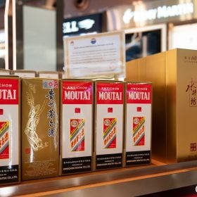 Các loại rượu Mao Đài trong hộp đỏ và vàng trên kệ cửa hàng