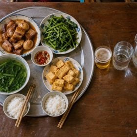 Mâm cơm Việt minh họa cách uống rượu không say với nước lọc