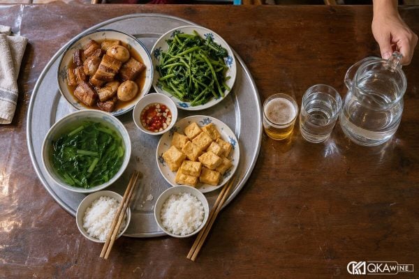 Mâm cơm Việt minh họa cách uống rượu không say với nước lọc