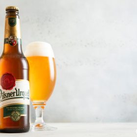 Chai Pilsner Urquell cạnh ly bia vàng phủ bọt trắng