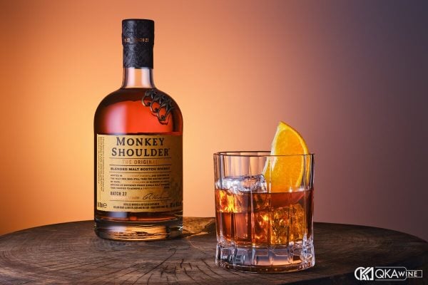 Chai Monkey Shoulder cạnh ly rocks có đá và lát cam