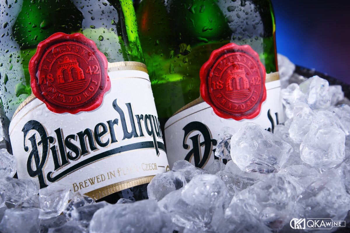 Hai chai Pilsner Urquell đọng nước nằm trong xô đá
