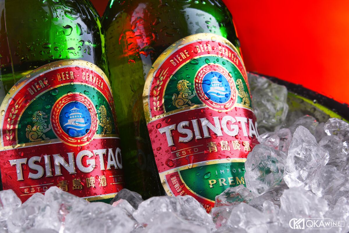Hai chai bia Tsingtao nhãn đỏ xanh nằm trong xô đá