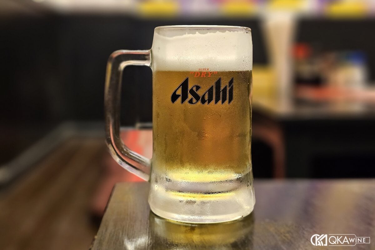 Cốc bia Asahi đầy bọt trên bàn quán ăn