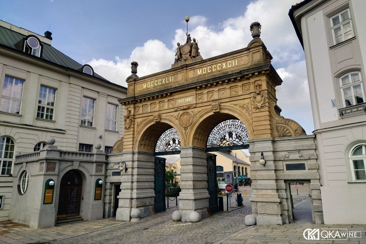 Cổng đá của nhà máy bia Pilsner Urquell ở Plzeň, Cộng hoà Séc