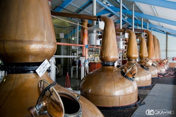 Dãy nồi chưng cất bằng đồng cổ thiên nga trong một nhà máy whisky Scotland