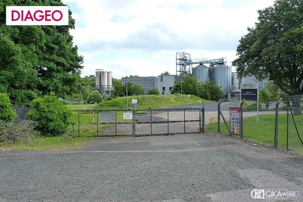Cổng nhà máy Cameronbridge của Diageo ở Fife, Scotland