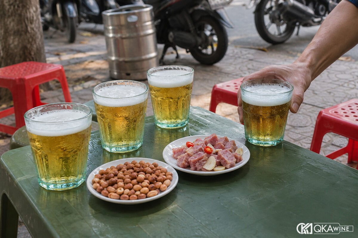 Cốc bia hơi thủy tinh xanh trên bàn nhựa vỉa hè Hà Nội