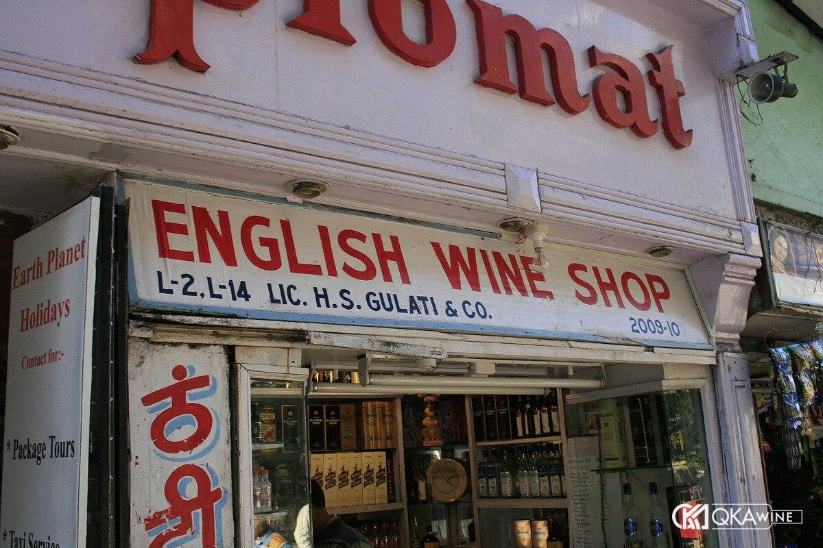 Biển hiệu English Wine Shop của một cửa hàng rượu ở Shimla, Ấn Độ