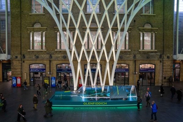 Tác phẩm Car in a Bottle: mô hình xe đua Aston Martin F1 trong chai Glenfiddich dài 15 mét tại ga King's Cross, London