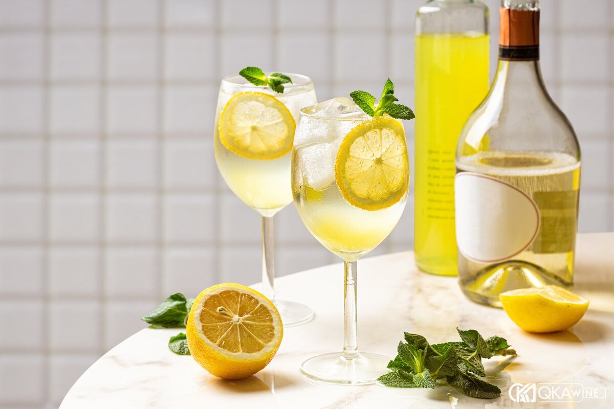 Hai ly limoncello spritz có đá, lát chanh và lá bạc hà