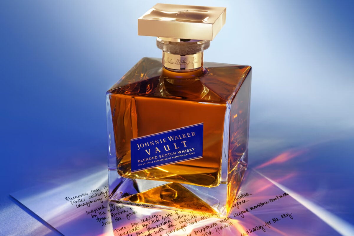 Johnnie Walker Vault đặt trên ghi chú phối trộn viết tay